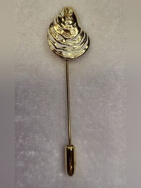 Vintage Gold-toned Oyster Shell Design Stick Pin